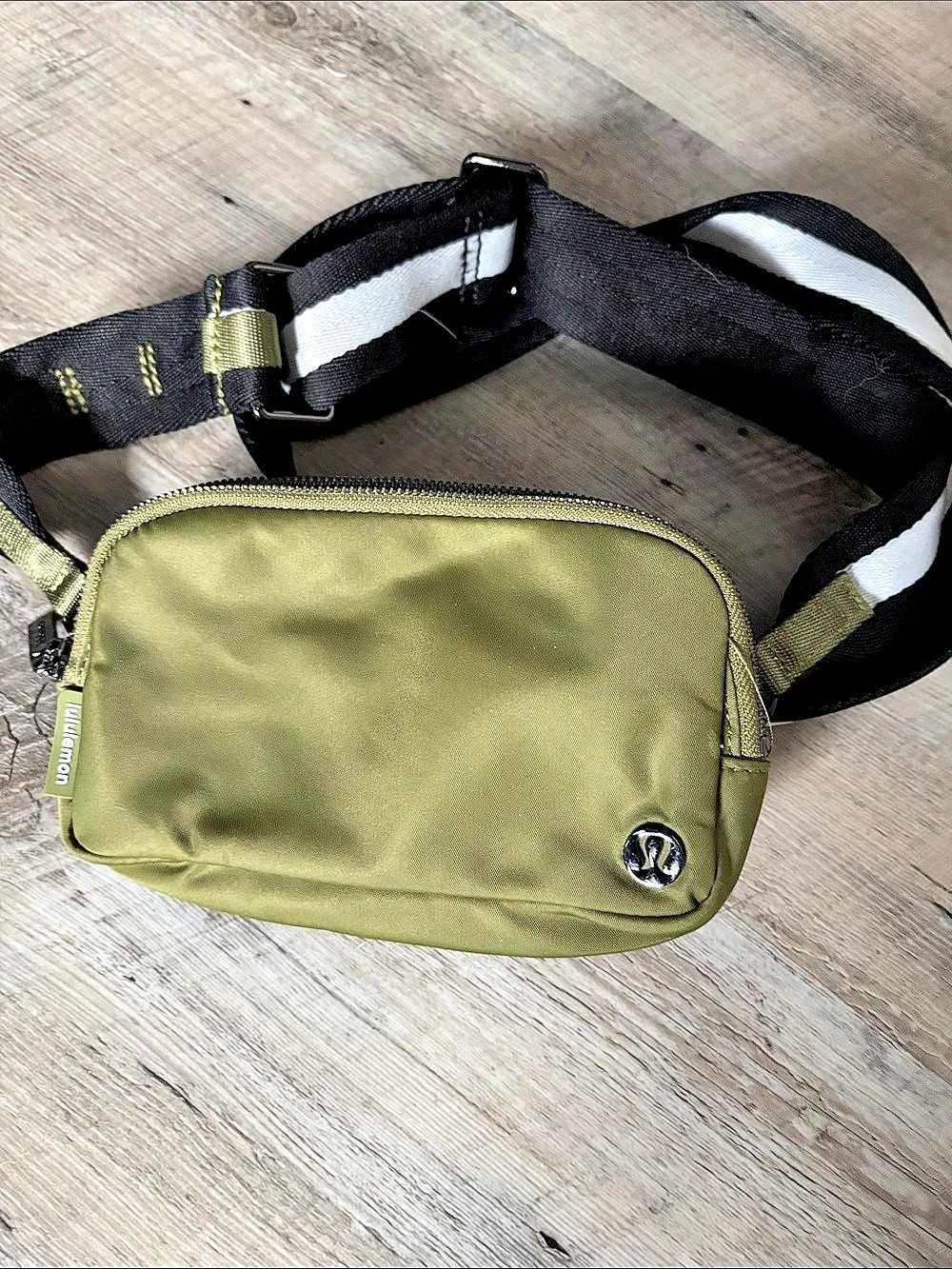 Lululemon Everywhere Belt Bag Crossbody in Green & Black